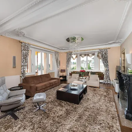 Queen Apartment *